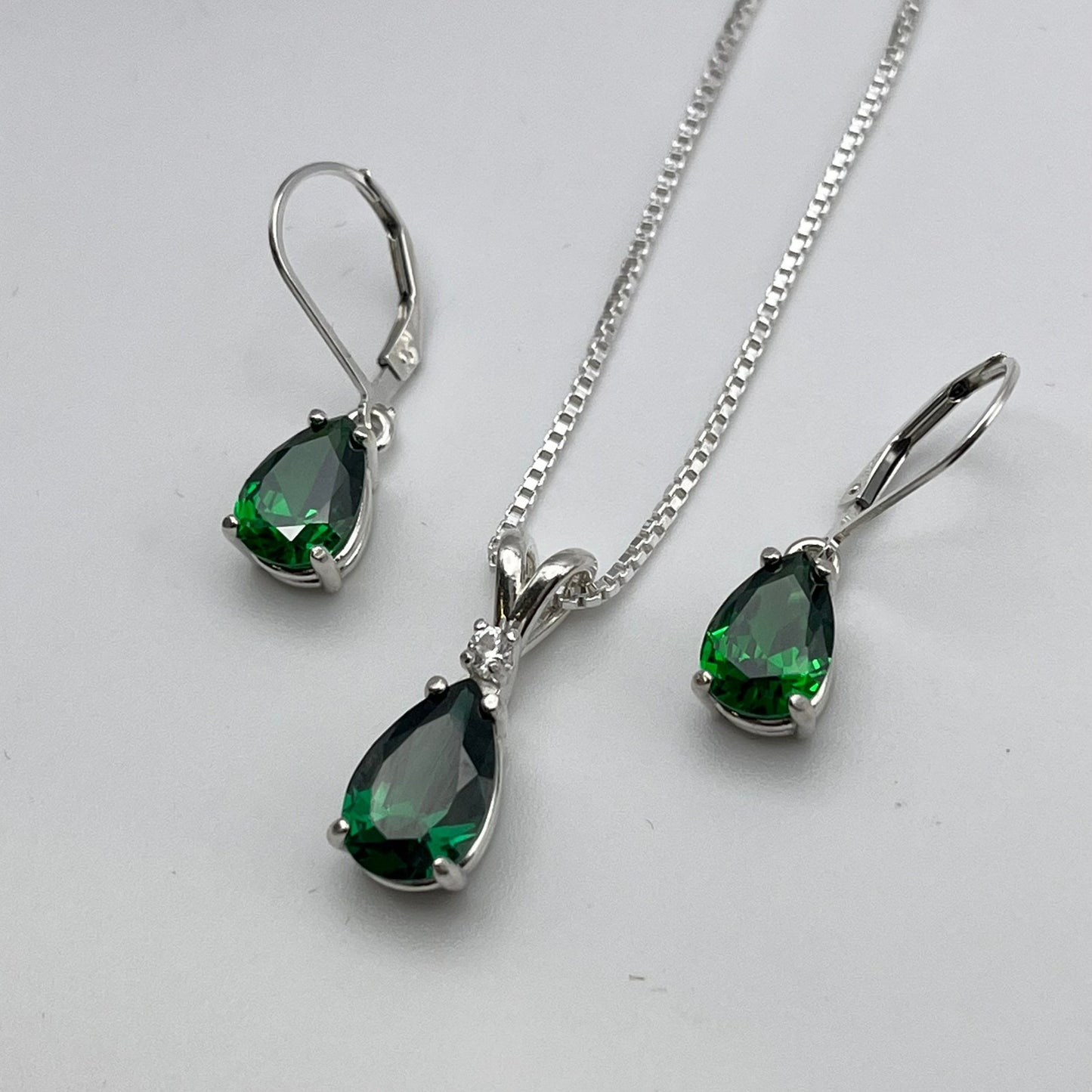 Beautiful 7ctw Pear Cut Emerald Necklace & Earrings Set