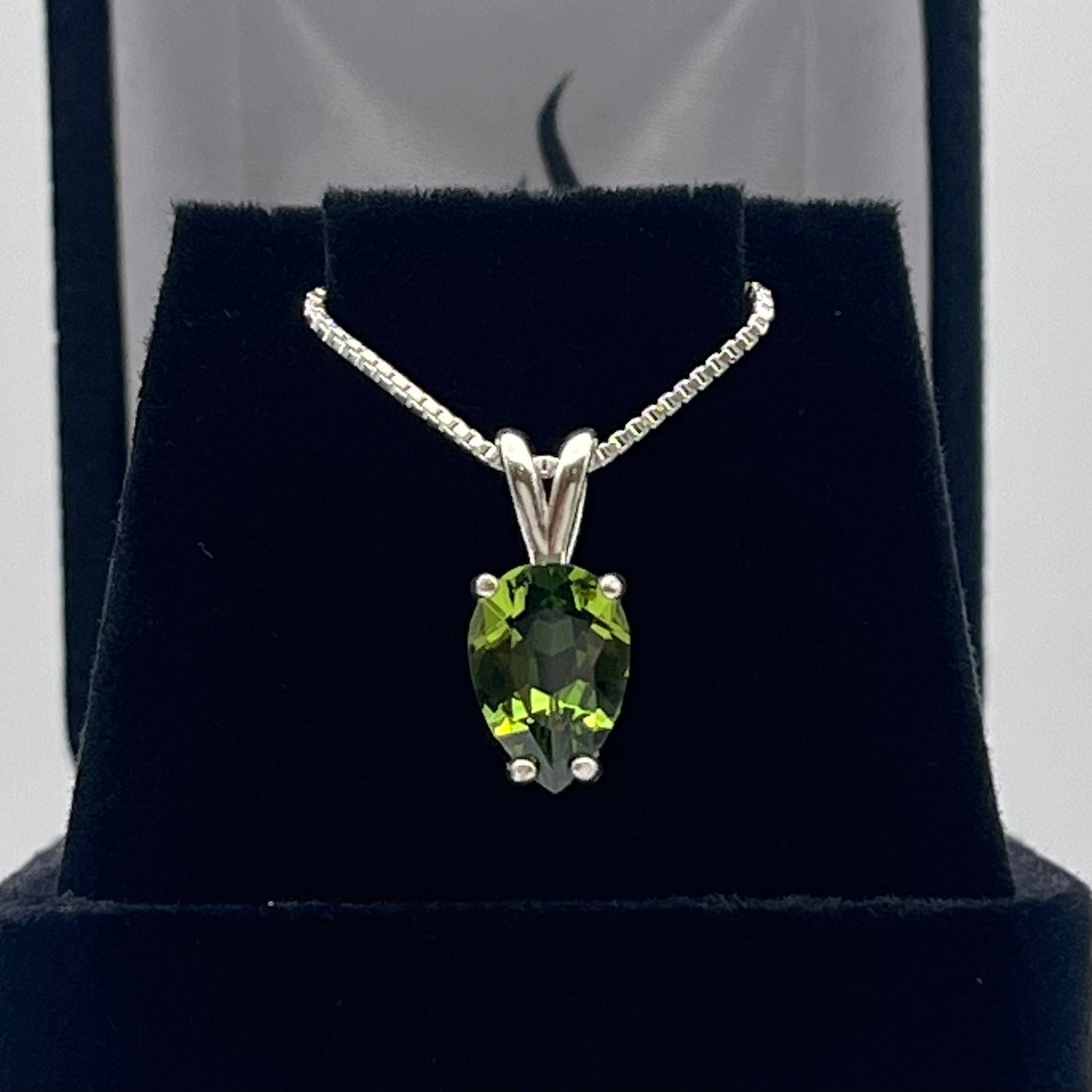 BEAUTIFUL 2ct Pear Cut Peridot Necklace