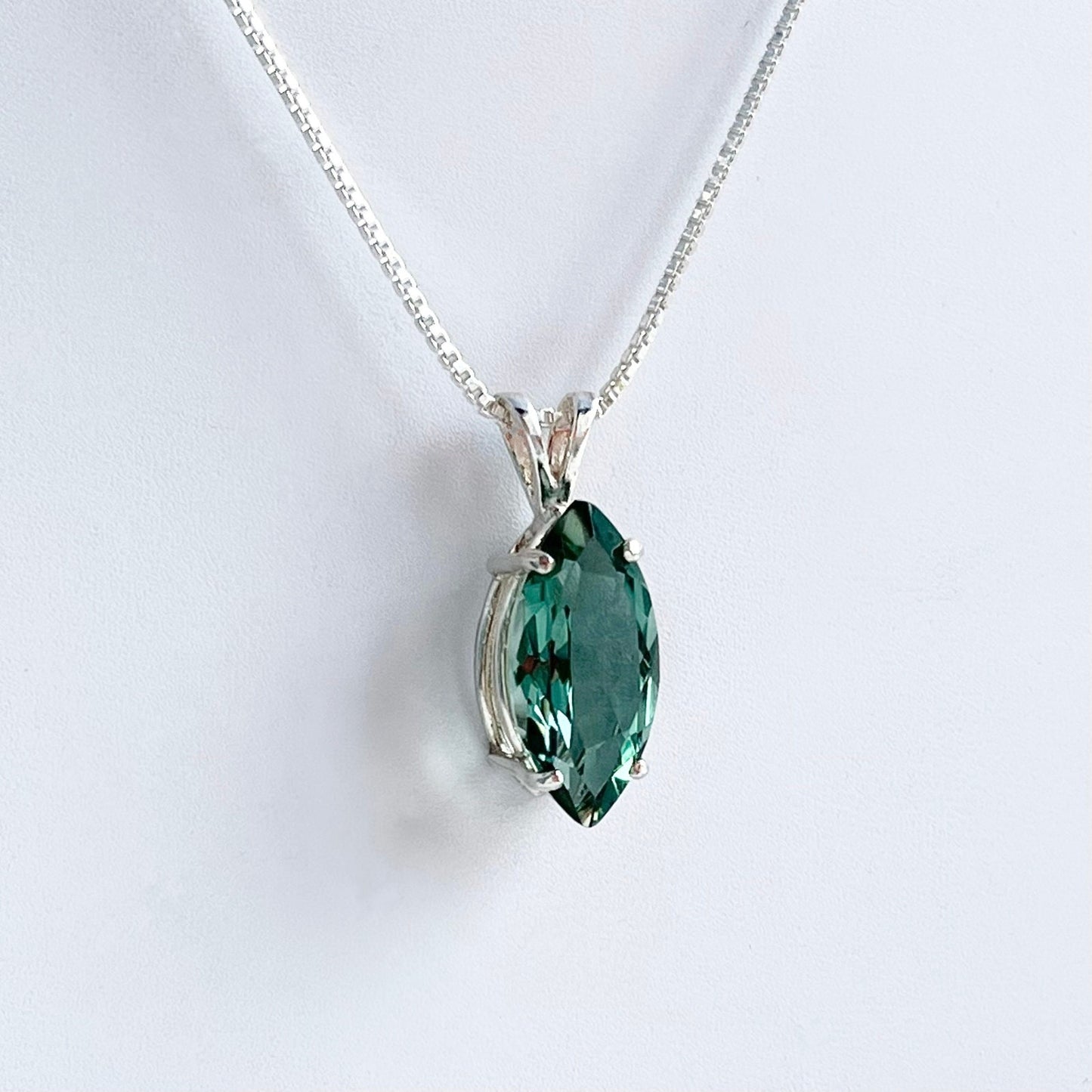 BEAUTIFUL 2.5 ct Marquise Cut Green Quartz Necklace