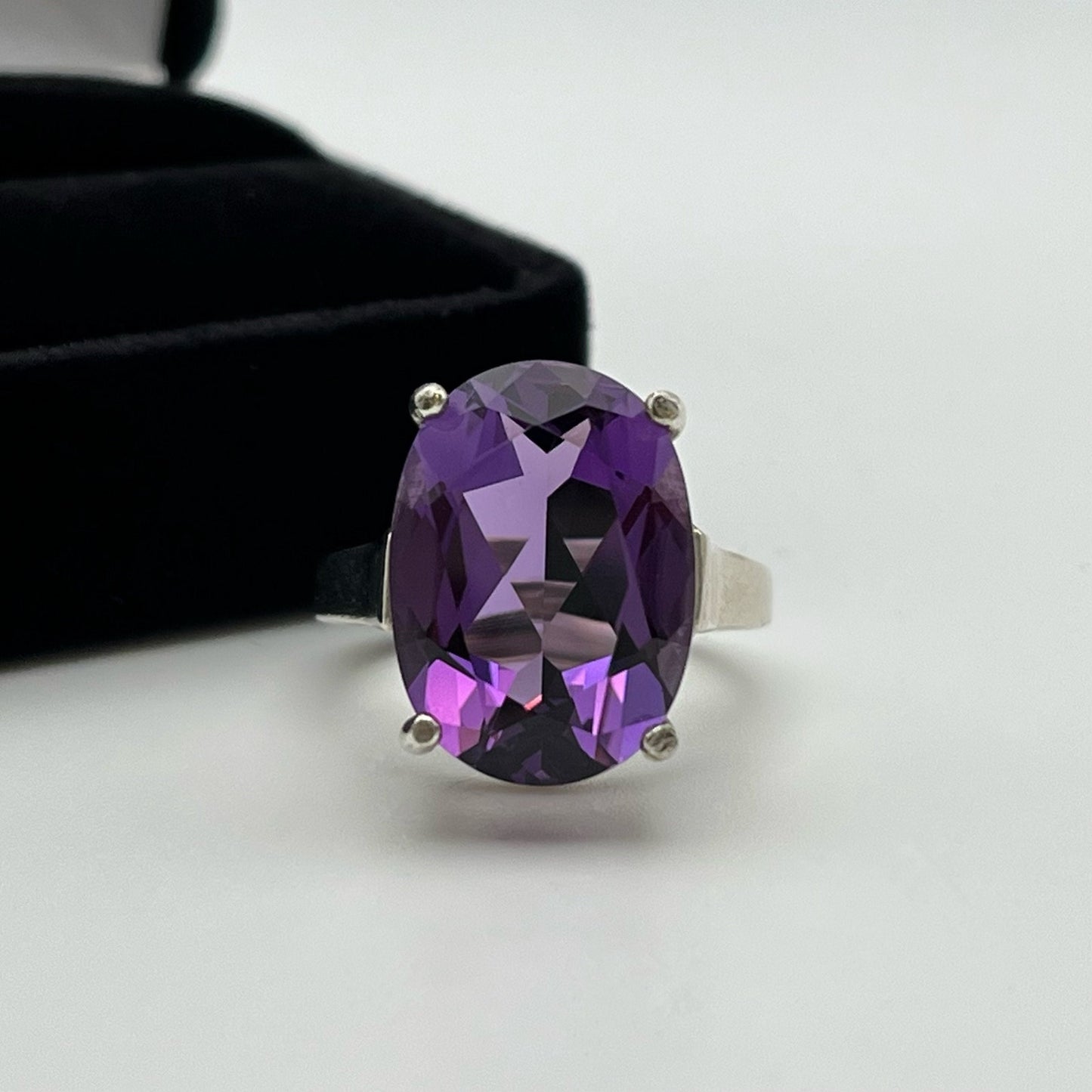 Gorgeous 11.5ct Oval Cut Genuine Amethyst Ring Size 7
