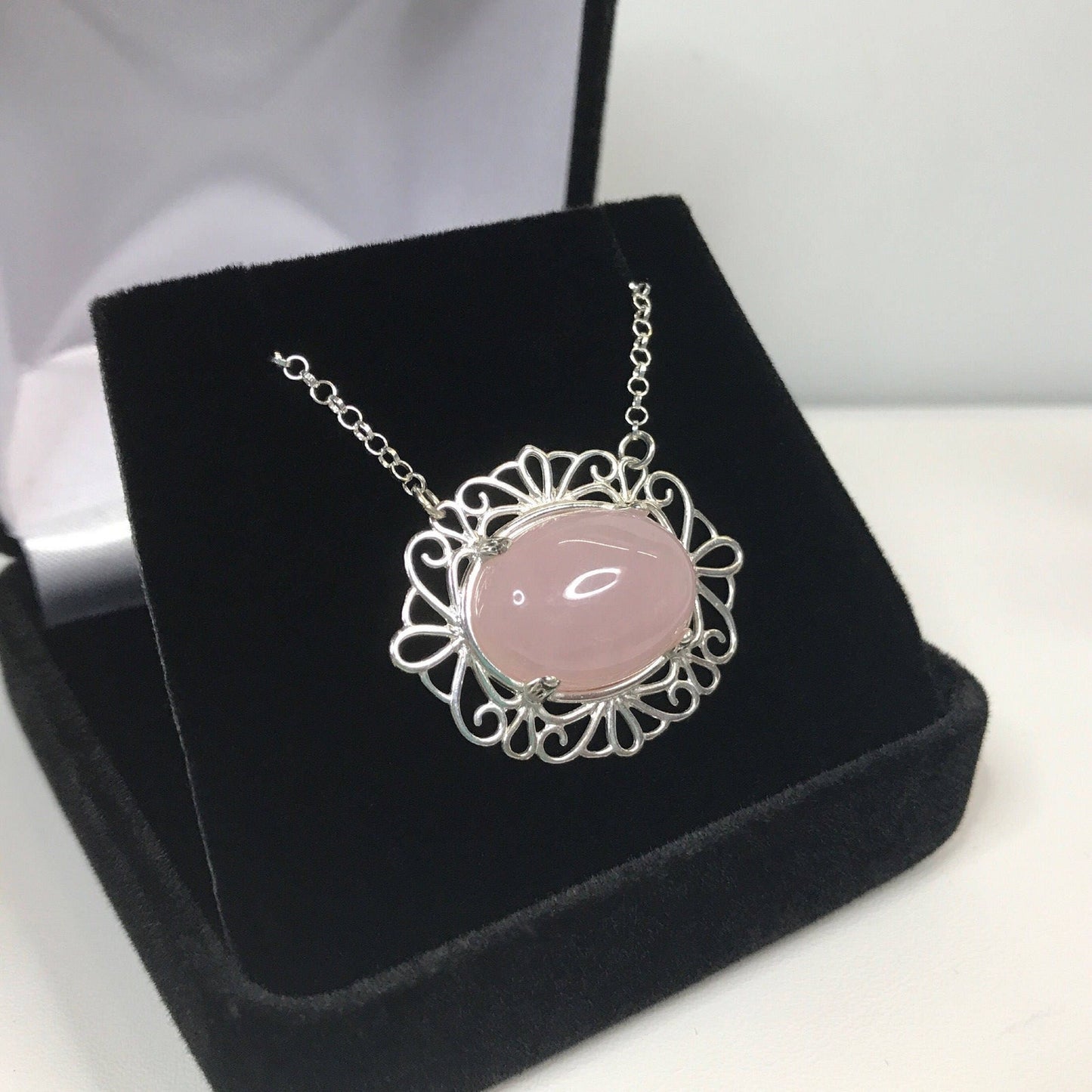 Beautiful 9ct Oval Cut Blush Pink Rose Quartz Necklace in Sterling Silver