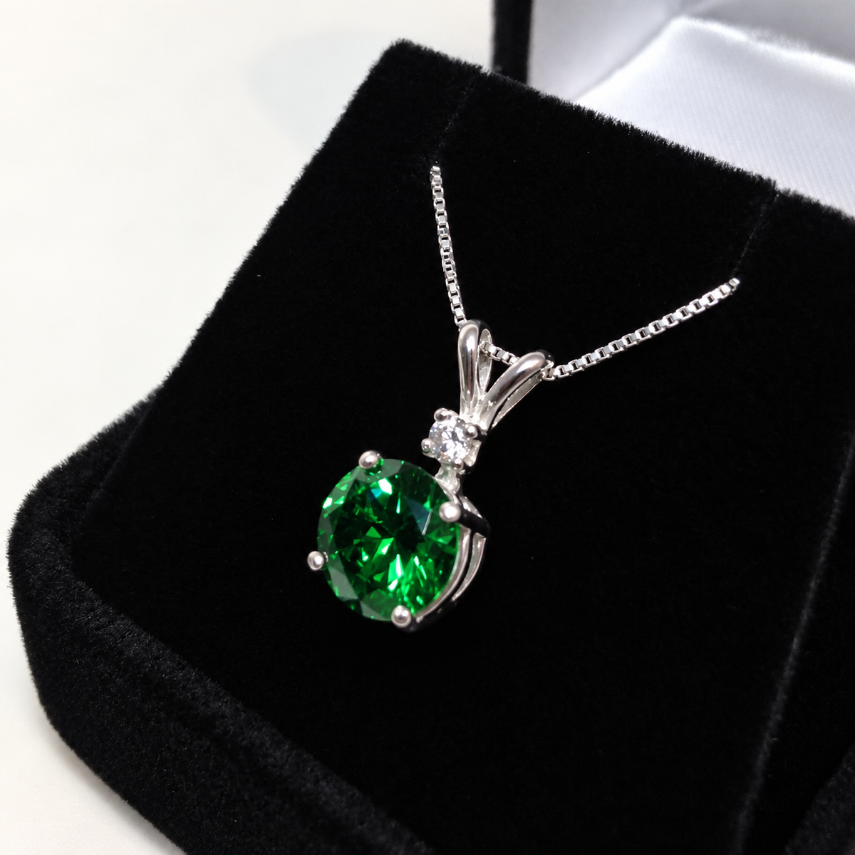 1.7ct Round Emerald* & White Sapphire Pendant Necklace