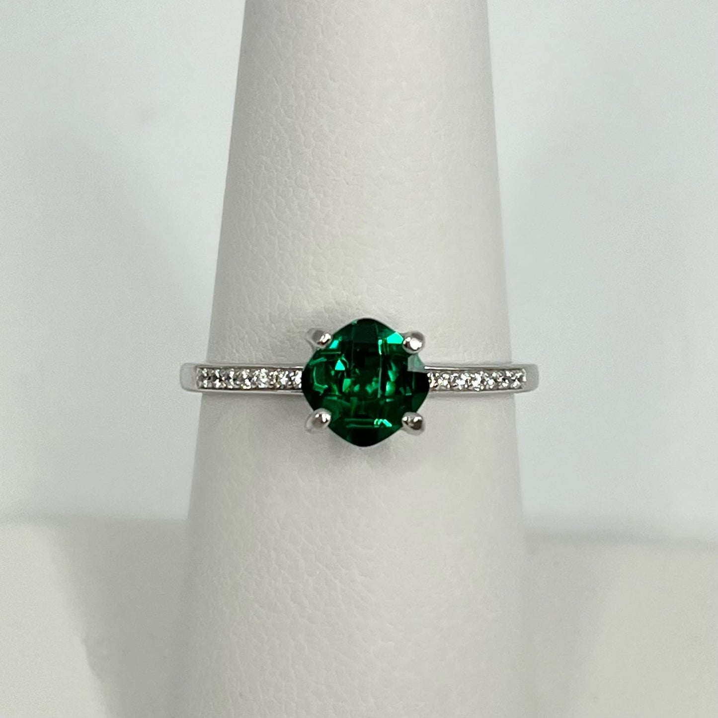 BEAUTIFUL 1ctw Cushion Checker Cut Emerald Ring Silver Ring Size 7