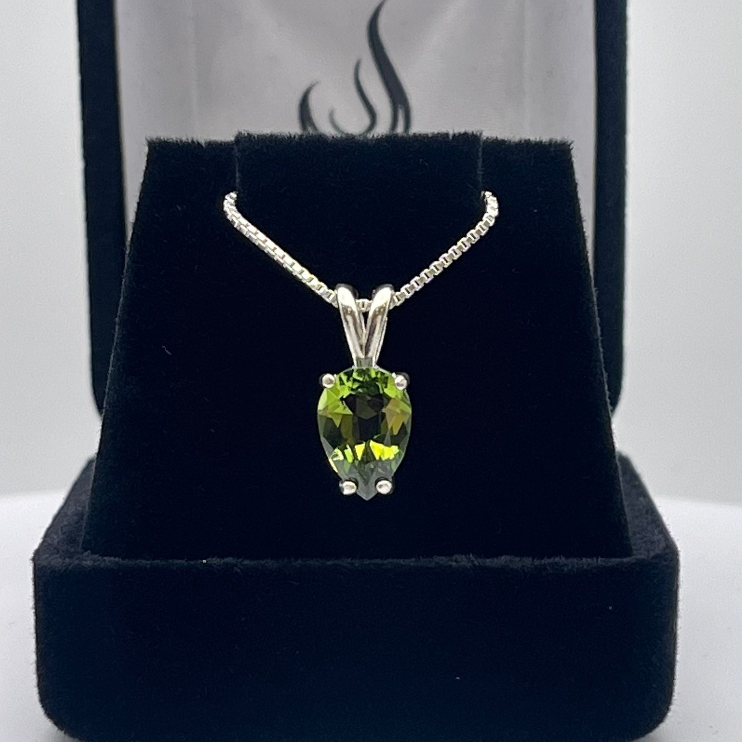 BEAUTIFUL 2ct Pear Cut Peridot Necklace