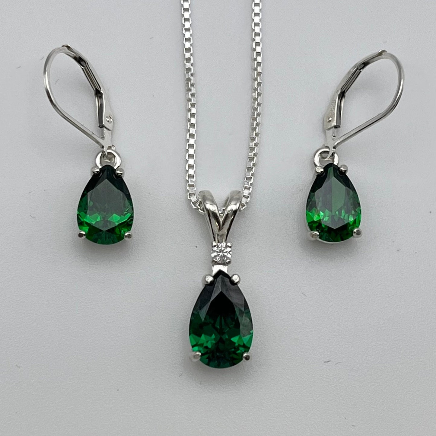 Beautiful 7ctw Pear Cut Emerald Necklace & Earrings Set
