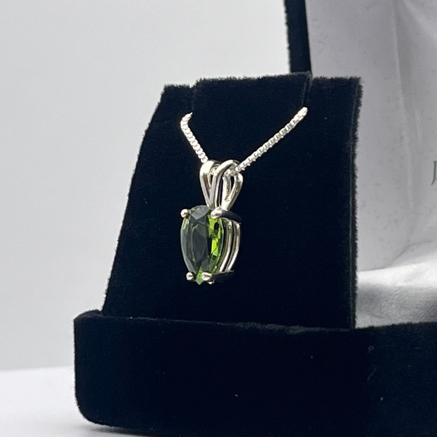 BEAUTIFUL 2ct Pear Cut Peridot Necklace