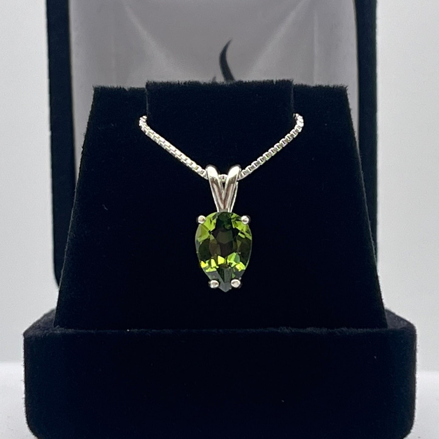 BEAUTIFUL 2ct Pear Cut Peridot Necklace