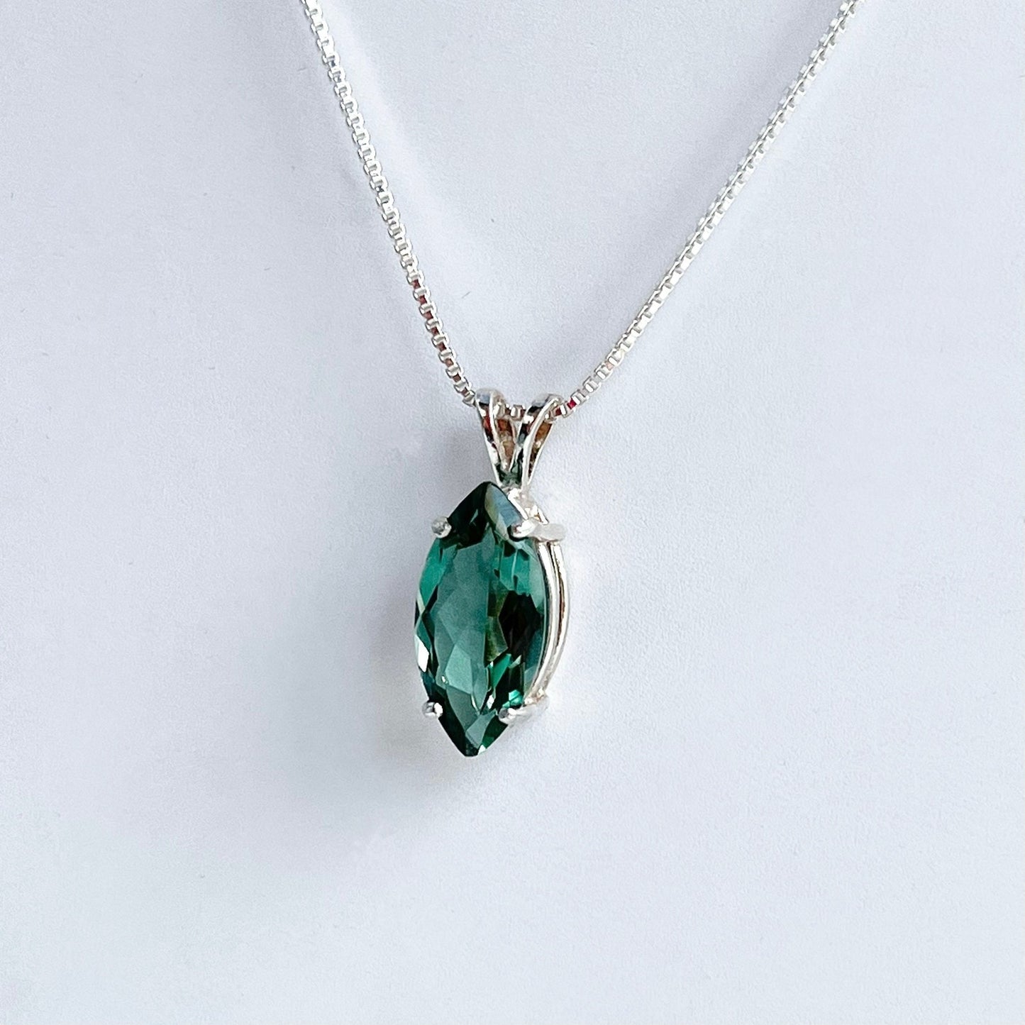 BEAUTIFUL 2.5 ct Marquise Cut Green Quartz Necklace