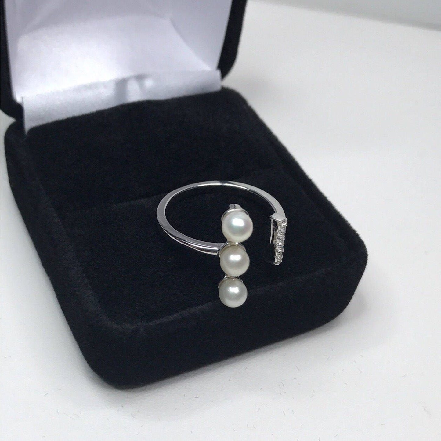 Gorgeous Pearl Negative Space Bar Ring